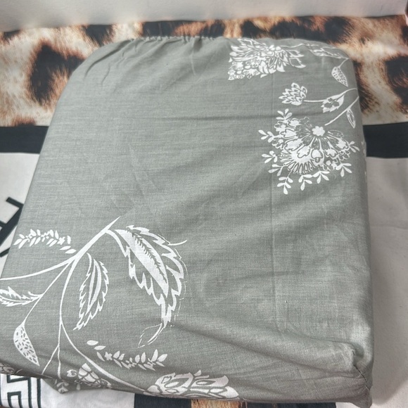 Bran new king duvet set - Picture 2 of 2